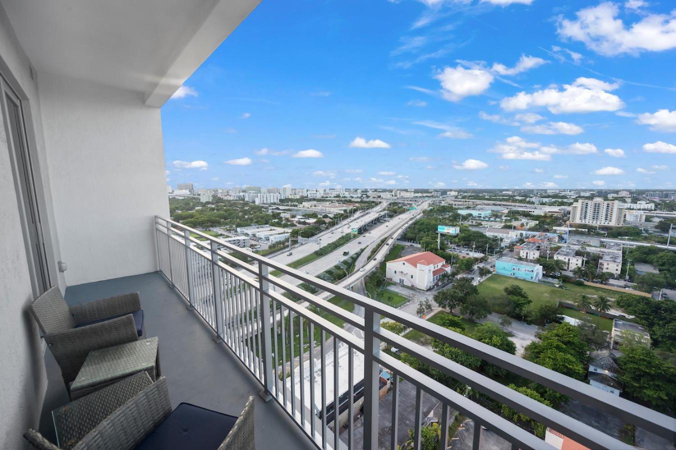 Beautiful Unit In Downtown With Free Parking Appartement
